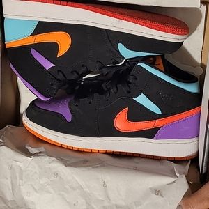 SOLD Air Jordan 1 mid 6.5y